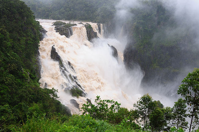 雨期のバロン滝